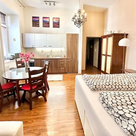 Home Away Main Square Apartment بوبراد المظهر الخارجي الصورة