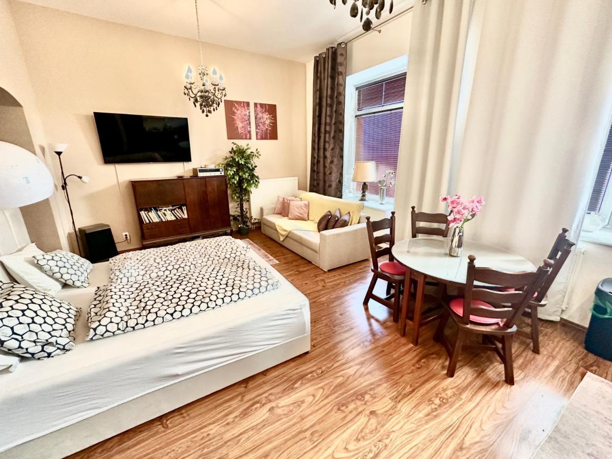 Home Away Main Square Apartment بوبراد المظهر الخارجي الصورة