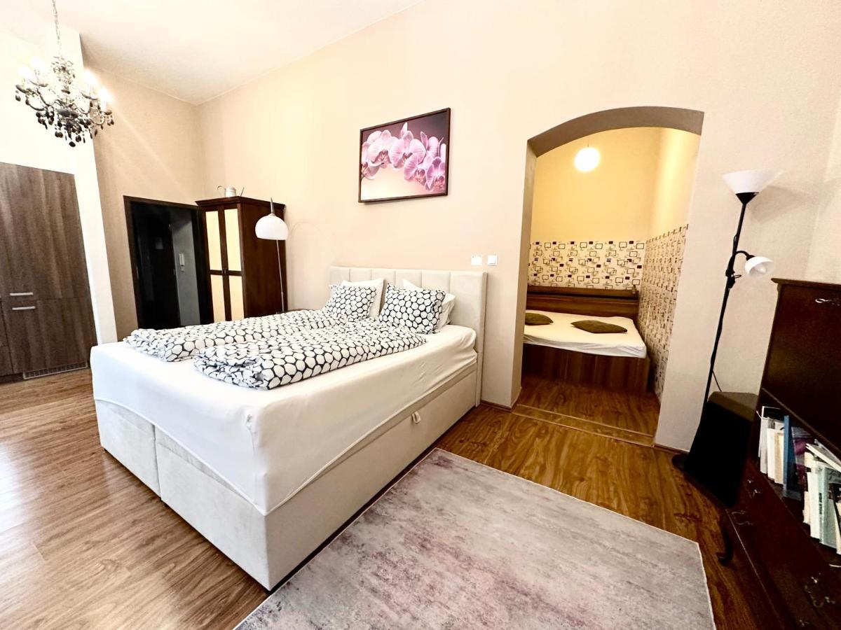 Home Away Main Square Apartment بوبراد المظهر الخارجي الصورة