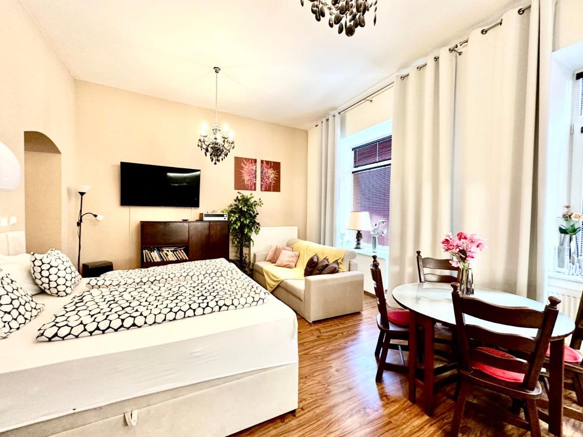 Home Away Main Square Apartment بوبراد المظهر الخارجي الصورة