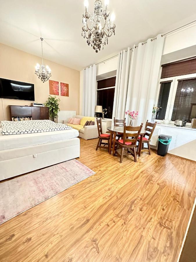 Home Away Main Square Apartment بوبراد المظهر الخارجي الصورة